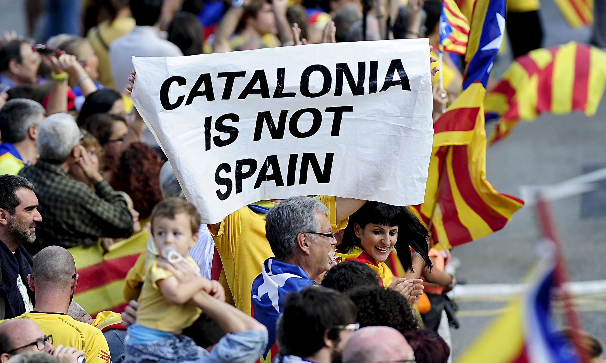Хотят референдум. Референдум о независимости Каталонии. Каталония и Испания конфликт. Сепаратисты Каталонии. Каталонцы и испанцы.
