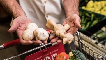 الخوف من كورونا وتعقيم البقالة