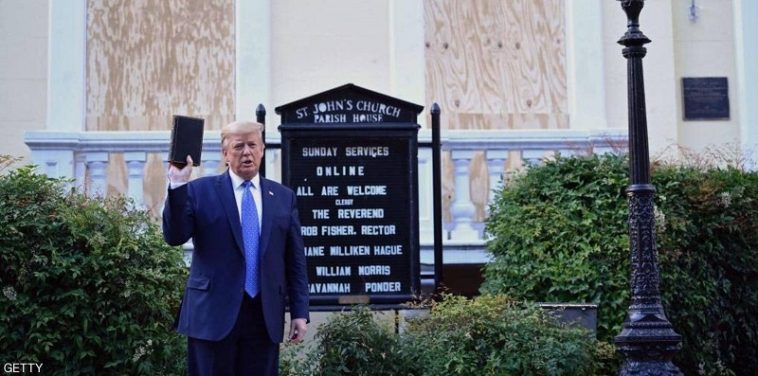 صورة ترامب أمام كنيسة تثير غضب رجال الدين والمحتجين على مقتل جورج فلويد