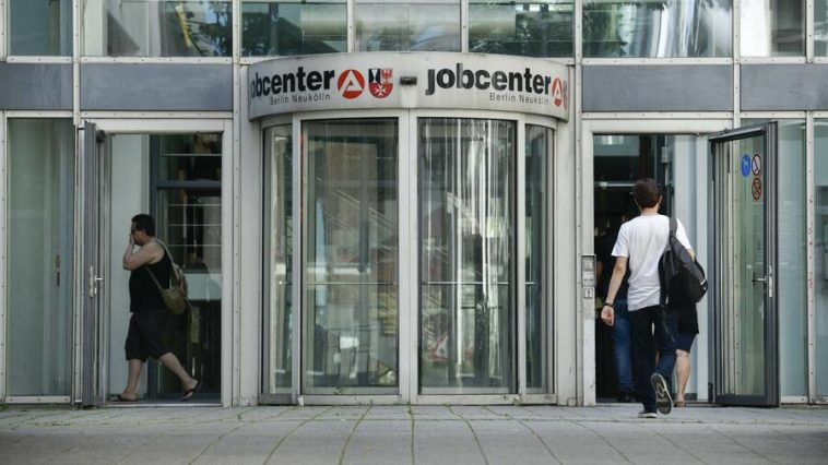 الشركات في أوروبا تجري تخفيضات في الوظائف بسبب كورونا