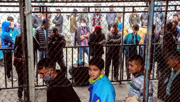 تمديد إجراءات العزل المتعلقة بمكافحة فيروس كورونا في مخيمات المهاجرين في اليونان