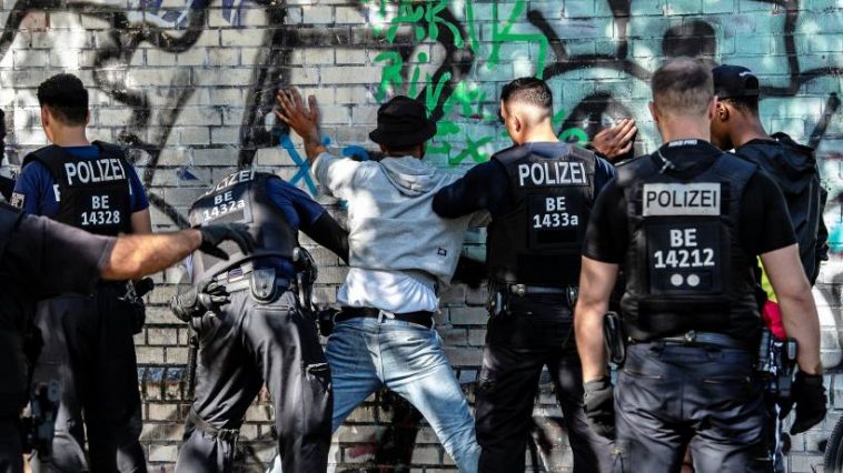 زيادة الممارسات العنصرية للشرطة في أوروبا في ظل كورونا