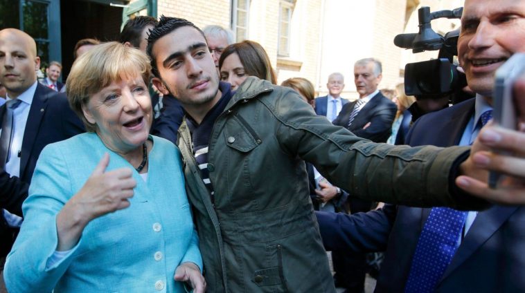 غارديان: قصص نجاح اللاجئين في ألمانيا أعادت التفاؤل لميركل بعد أن كادت تفقد منصبها