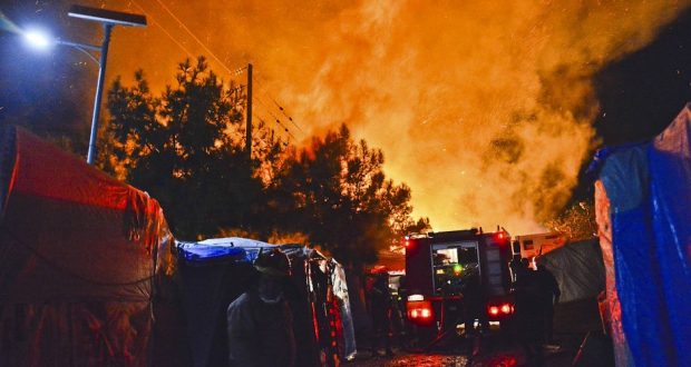 بعد أيام من حريق موريا.. حريق جديد في مخيم للاجئين في جزيرة ساموس اليونانية