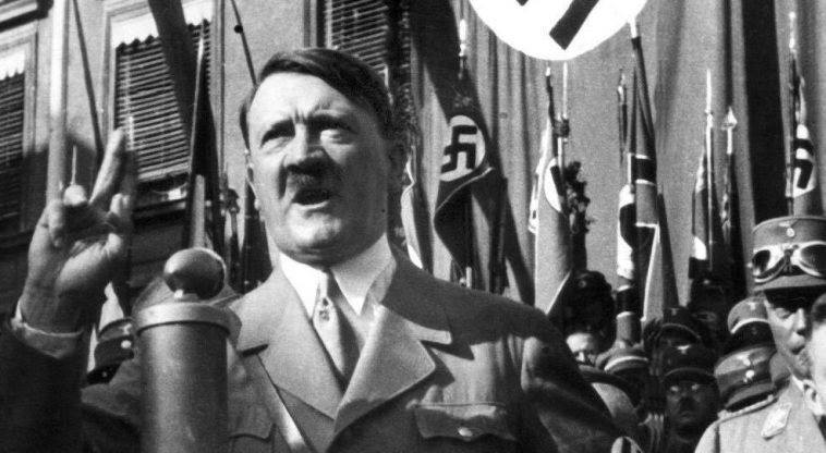 الديكتاتور النازي أدولف هتلر