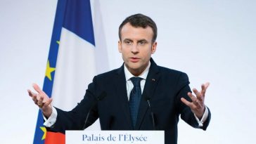 بعد ذبح المدرس الفرنسي.. إغلاق مسجد قرب باريس وماكرون يعلن حل جماعة إسلامية