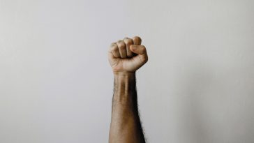 سيرة قضيب (1): حكاية الحبر الأحمر