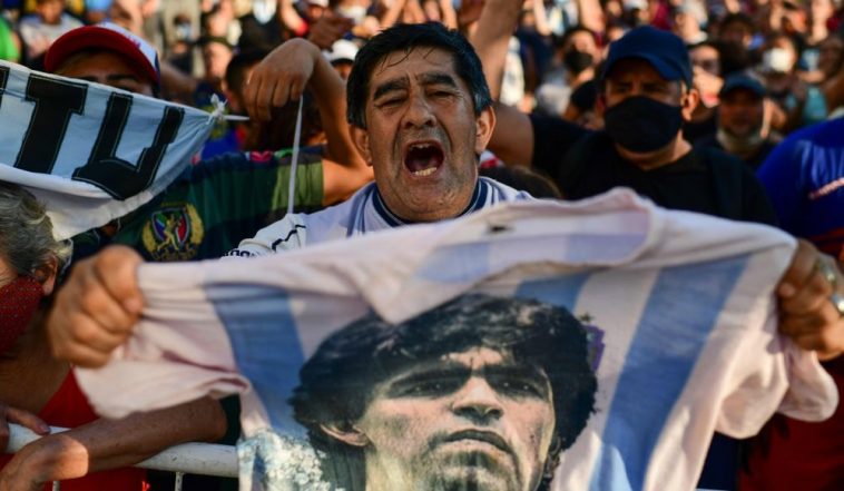 جنازة مارادونا: الأرجنتينيون يلقون نظرة الوداع الأخيرة على أسطورة كرة القدم دييغو مارادونا