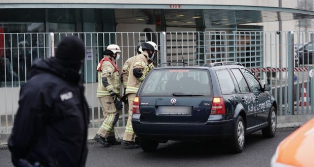 صدمة في برلين: سيارة تقتحم بوابة مكتب المستشارة الألمانية أنغيلا ميركل