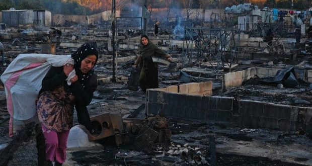 لبنان: اعتقالات بعد إحراق مخيم للاجئين السوريين ومبادرات لإغاثة المتضررين