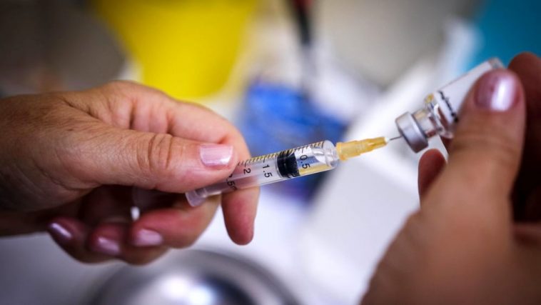 أخبار ألمانيا: ثمانية أشخاص يتلقون جرعات زائدة من لقاح فيروس كورونا
