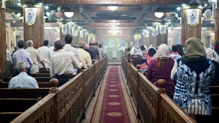 مصر: 3 رجال يجردون مسيحية من ملابسها ويجرونها عارية في قريتها والمحكمة تبرّئ المتهمين