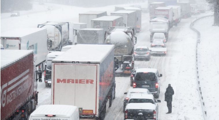 العاصفة الثلجية في ألمانيا تترك المئات عالقين داخل سياراتهم على الطرق السريعة