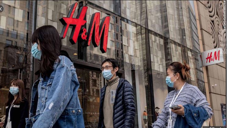 الصين تهاجم "H&M" وعلامات تجارية غربية بسبب مواقفها من مسلمي الإيغور