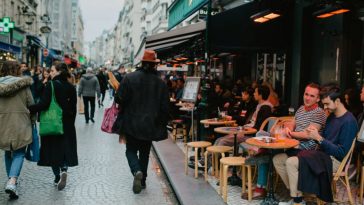 مقاهي الأرصفة الباريسية.. حلمنا الصغير في زمن الكورونا