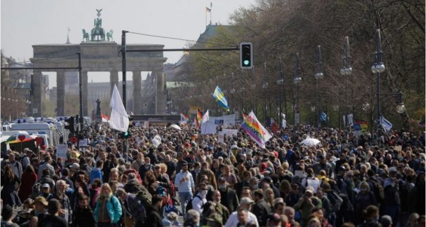 ألمانيا: خروج الآلاف للتظاهر في شوارع برلين بمواجهة 2500 ضابط شرطة
