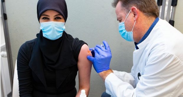 أخبار ألمانيا: بدء تطعيم العمال في الشركات الألمانية بلقاح كورونا
