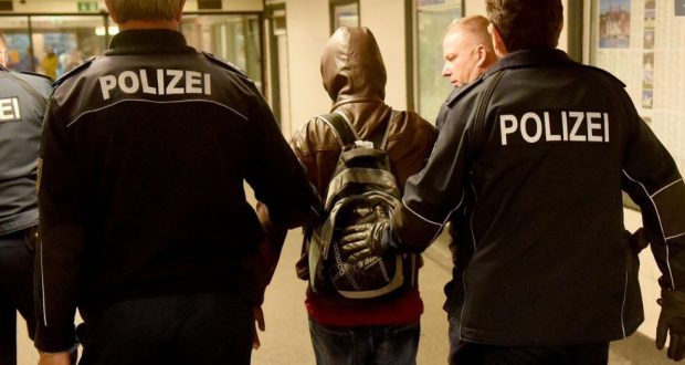 محكمة ألمانية تلزم السلطات بإعادة لاجئ سوري تم ترحيله من ألمانيا