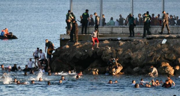 آلاف المهاجرين يصلون السواحل الإسبانية سباحة من المغرب