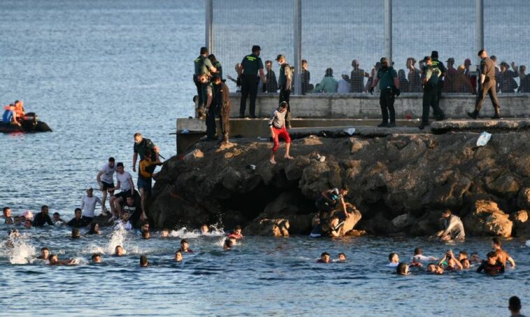 آلاف المهاجرين يصلون السواحل الإسبانية سباحة من المغرب