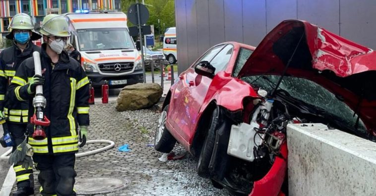 ألمانيا: حادث مرعب في الطريق إلى المستشفى.. سيارة تصطدم بجدار المستشفى