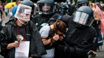 ألمانيا: وفاة رجل واعتقال مئات المتظاهرين ضد تدابير كورونا في برلين