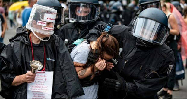 ألمانيا: وفاة رجل واعتقال مئات المتظاهرين ضد تدابير كورونا في برلين