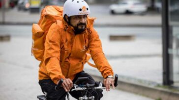 من وزير سابق في أفغانستان إلى العمل في توصيل طلبات الطعام في ألمانيا