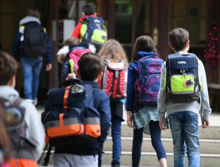 ألمانيا تسجل زيادة كبيرة في إصابات كورونا بين الأطفال والمراهقين