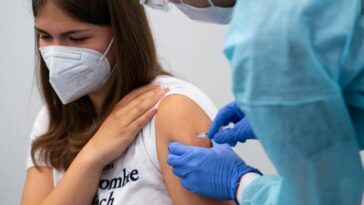 لقاح فايزر يثبت فعاليته العالية في الحيلولة دون دخول الشباب إلى المستشفيات