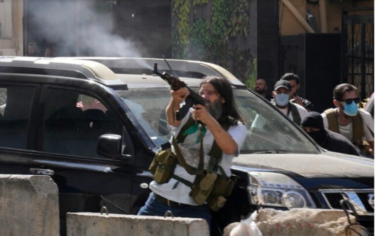 اشتباكات بيروت: قتلى وجرحى خلال احتجاجات ضد قاضي التحقيق بانفجار المرفأ
