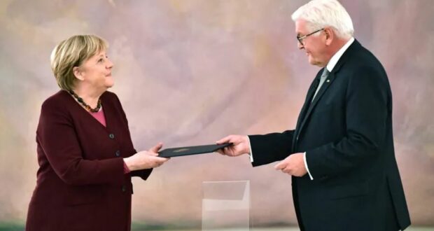 ألمانيا: الرئيس الألماني يسلم ميركل وثيقة إعفائها من منصبها