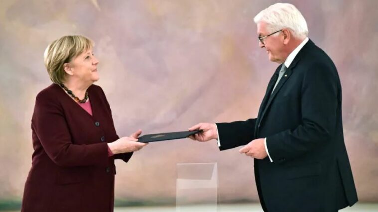 ألمانيا: الرئيس الألماني يسلم ميركل وثيقة إعفائها من منصبها