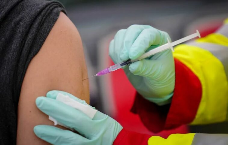كورونا: غالبية الألمان يؤيدون فرض إلزامية التطعيم في ألمانيا