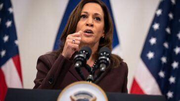 الرئيس الأمريكي جو بايدن ينقل السلطة إلى نائبته كامالا هاريس