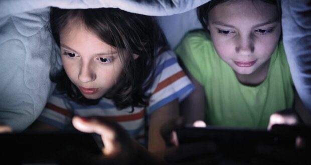 استخدام الأطفال للهواتف الذكية ومشاكل النوم