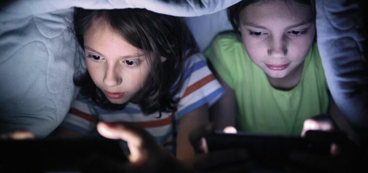 استخدام الأطفال للهواتف الذكية ومشاكل النوم