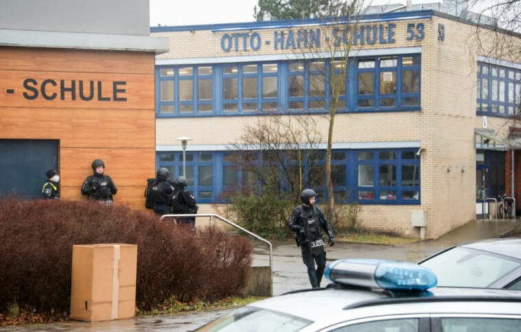 بعد بلاغ بوجود مسلح... شرطة هامبورغ أنهت تفتيش مدرسة أوتوهان "Otto Hahn"