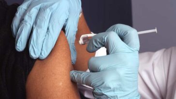 مجلس التطعيم الألماني يوصي بجرعة ثانية معززة من اللقاح لبعض المجموعات