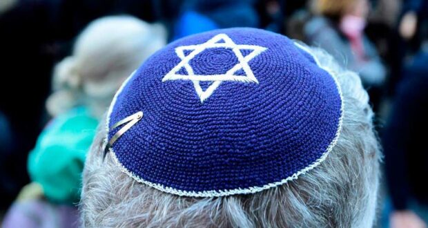 خلع قبعة رجل يهودي